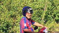 Tak hanya itu, Mantan Jenderal Polisi Bintang Tiga, Susno Duadji pun memposting foto sedang menaiki sepeda motor matik. Mengenakan jersey Barcelona dan helm berwarna biru tanpa alas kaki, Susno tampak duduk di atas motor. (www.facebook.com/susno2g)