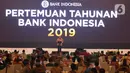 Gubernur Bank Indonesia Perry Warjiyo (tengah) berfoto bersama para penerima penghargaan BI 2019 saat acara yang sekaligus penyerahan penghargaan Bank Indonesia (BI) dalam Pertemuan Tahunan Bank Indonesia (PTBI) 2019 di Jakarta, Kamis (28/11/2019). (Liputan6.com/Angga Yuniar)