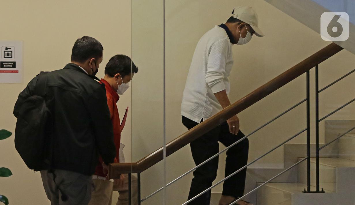 Wali Kota Ambon, Richard Louhenapessy (kanan) menuju ruang pemeriksaan di Gedung KPK, Jakarta, Jumat (13/5/2022). Richard Louhenapessy akan menjalani pemeriksaan dugaan suap pemberian persetujuan izin prinsip pembangunan cabang usaha retail di Kota Ambon tahun 2020. (Liputan6.com/Helmi Fithriansyah)