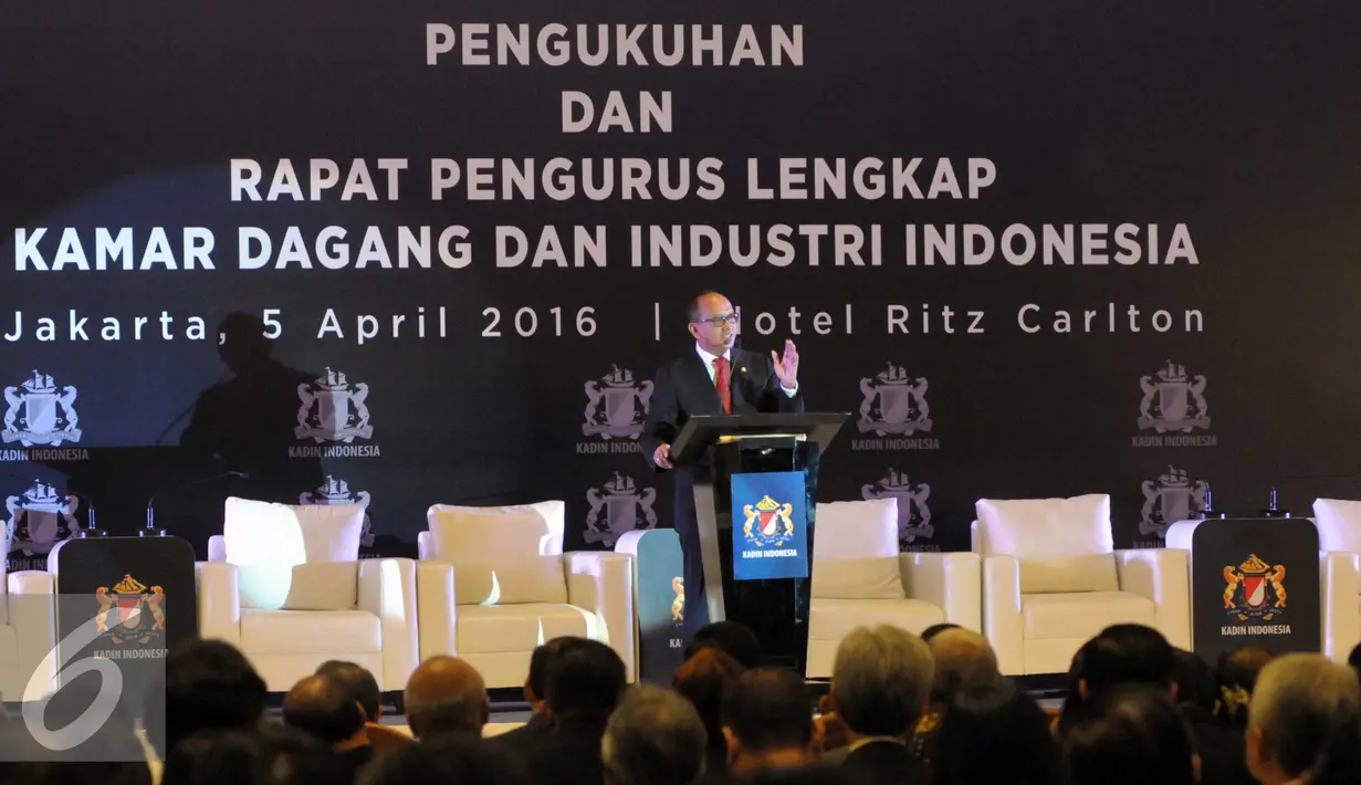 Ketua Umum KADIN Rosan Perkasa Roeslani memberikan ketarangan saat pengukuhan dewan pengurus KADIN 2015-2020 di Jakarta, Selasa (5/4). Pengukuhan Dewan Pengurus KADIN dilakukan oleh Rosan Perkasa Roeslani. (Liputan6.com/Helmi Afandi)