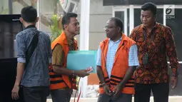 Preskom PT Mugi Rekso Abadi Soetikno Soedarjo (kiri) dan mantan Kadis PU Papua Mikael Kambuaya (kanan) tiba di Gedung KPK, Jakarta, Rabu (2/10/2019). Soetikno dan Kambuaya diperiksa terkait dugaan suap pengadaan mesin pesawat Garuda Indonesia dan korupsi proyek di Jayapura. (merdeka.com/Dwi Narwoko)