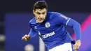 1. Ozan Kabak (FC Schalke) - Liverpool tengah bergerak mencari pengganti Virgil Van Dijk, salah satu target utamanya adalah Ozan Kabak. Pemain berlabel bek muda potensial Liga Jerman ini sangat layak diboyong Jurgen Klopp ke Anfield. (AP/Martin Meissner)