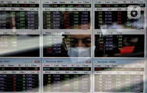 Karyawan mengamati pergerakan harga saham di Profindo Sekuritas, Jakarta, Jumat (22/9/2023). (Liputan6.com/Angga Yuniar)