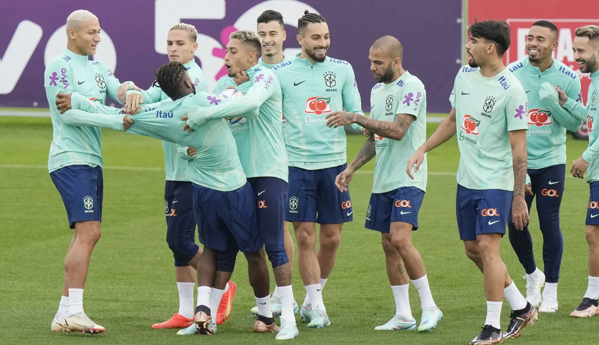 Sejumlah pemain Timnas Brasil tampak asyik bercanda saat sesi latihan di Turin, Italia. (AP/Luca Bruno)
