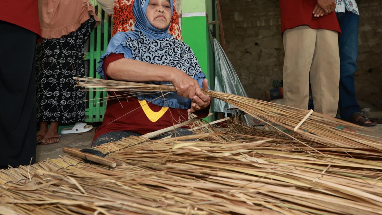 Usaha Anyaman Atap Ilalang di Desa Banyuwangi