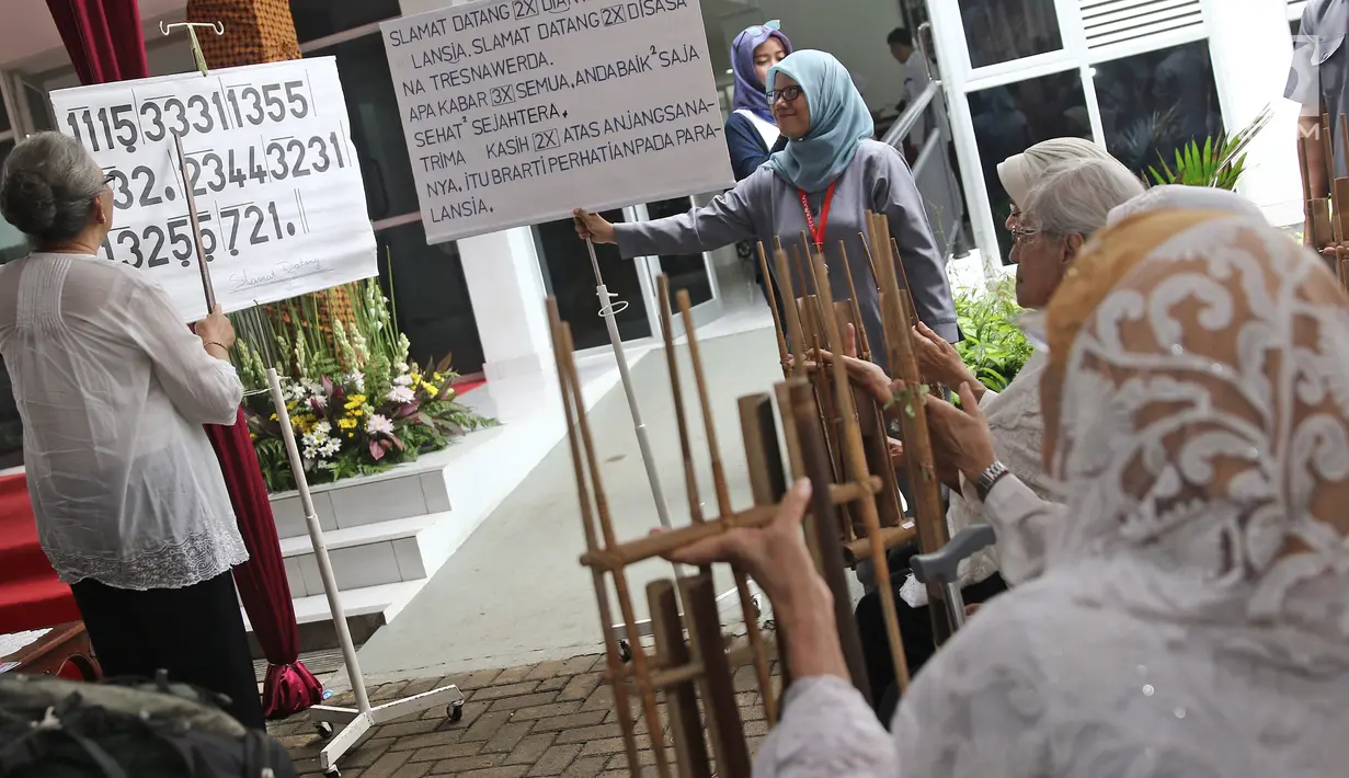 Seorang lanjut usia (lansia) menjadi konduktor dalam permainan angklung saat peresmian Rusun Sewa Yayasan Ria Pembangunan di Cibubur, Jakarta, Selasa (24/). Ini adalah rusun khusus lansia pertama yang dibangun Kemen-PUPR. (Liputan6.com/Herman Zakharia)