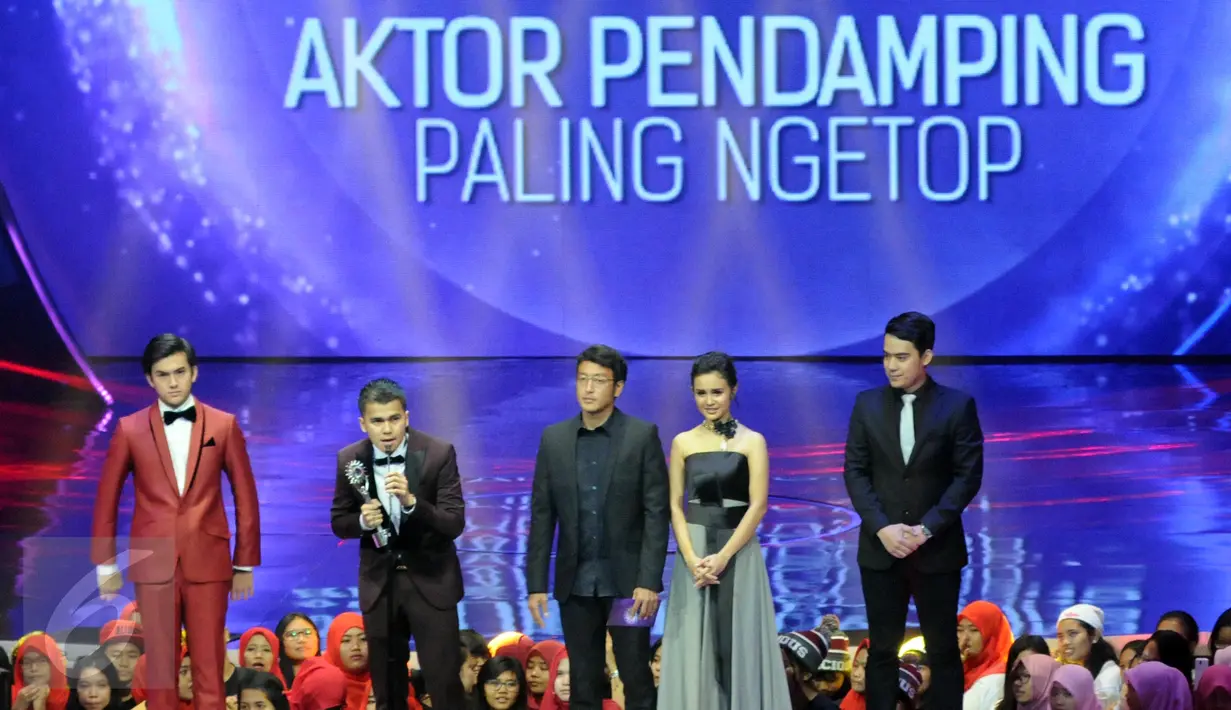 Handika Pratama memberikan sambutan saat meraih penghargaan di SCTV Awards 2015, Jakarta, Sabtu (28/11/2015). Handika menjadi Pemenang Kategori Nominasi Aktor Pendamping Paling Ngetop. (Liputan6.com/Helmi Afandi)