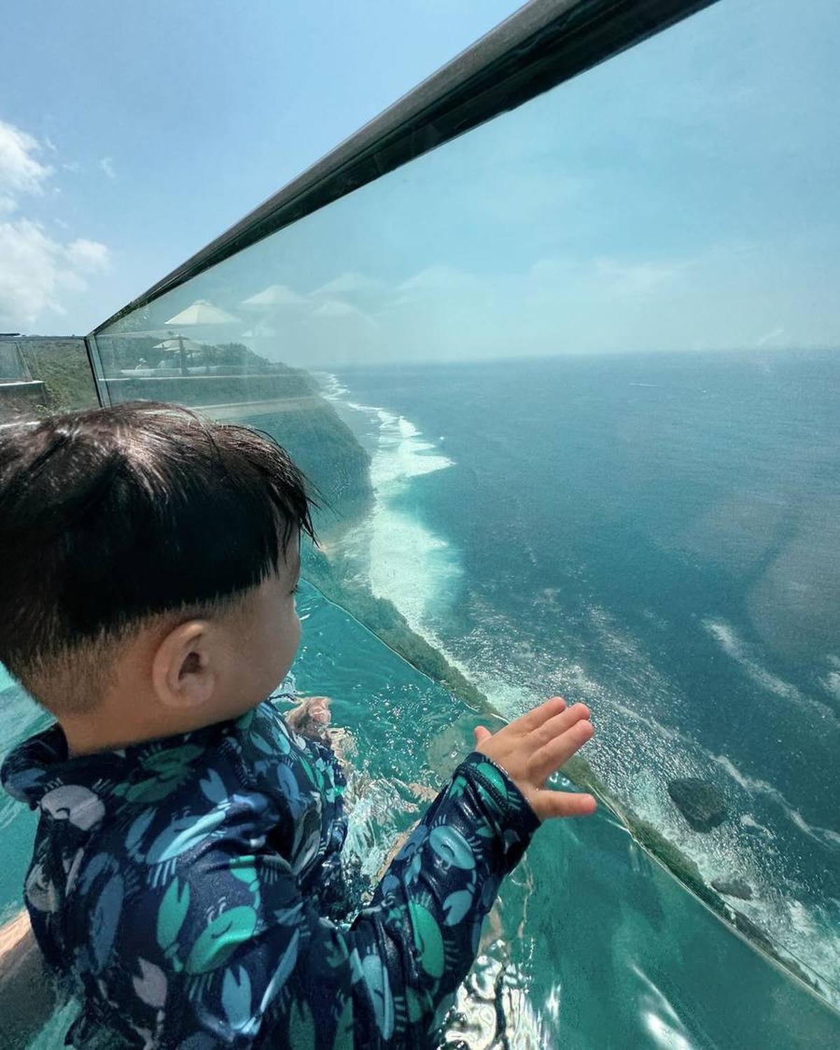 Baby Issa Tidak Takut Ketinggian