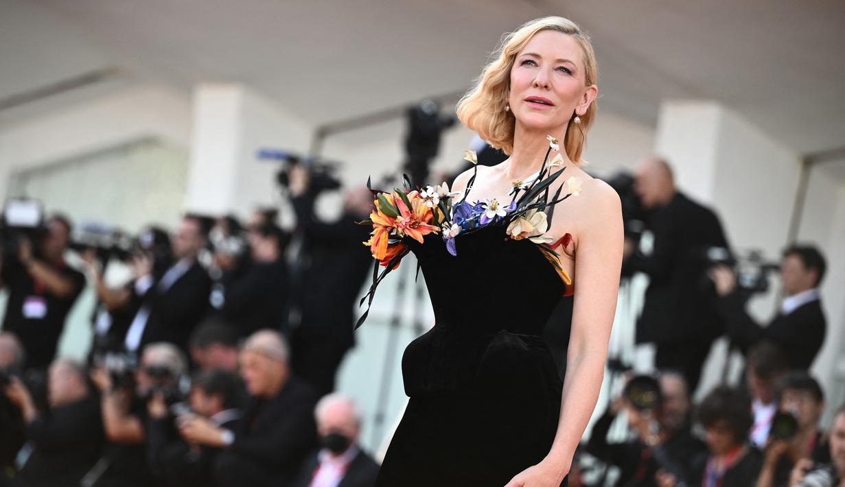 Aktris Australia Cate Blanchett saat tiba untuk pemutaran film 'Tar' pada ajang Venice Film Festival 2022 di Venesia, Italia, 1 September 2022. Pemenang Academy Award itu tampil seperti vas bunga berjalan pada Venice Film Festival 2022. (Marco BERTORELLO/AFP)
