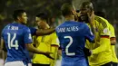 Dani Alves (kanan) bek Brasil terlibat argumentasi dengan pemain Kolombia. (AP Photo/Ricardo Mazalan)