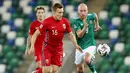 Bek Norwegia, Jonas Svensson, berebut bola dengan penyerang Irlandia Utara, Liam Boyce, pada laga UEFA Nations League di Windsor Park, Selasa (8/9/2020) dini hari WIB. Norwegia menang telak 5-1 atas Irlandia Utara. (AFP/Paul Faith)