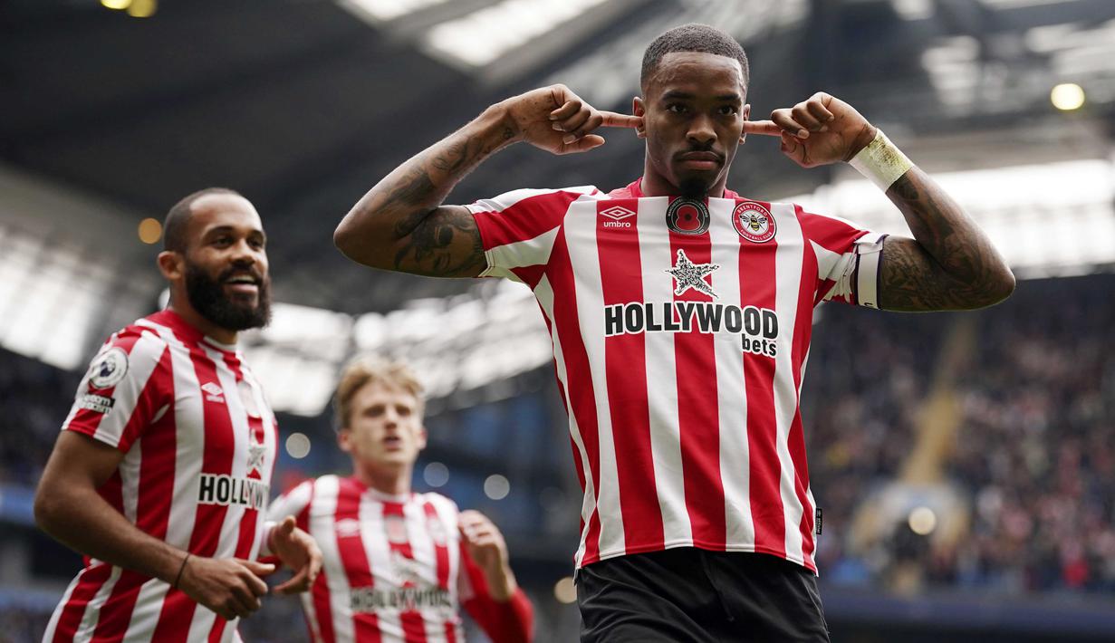 <p>Ivan Toney menjadi pahlawan Brentford dengan sumbangan dua golnya. Sementara City hanya mampu menjebol gawang sang tamu melalui Phil Foden. (AP/Dave Thompson)</p>