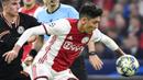 Lisandro Martinez merupakan kunci utama solidnya pertahanan Ajax pada musim ini. Selain itu, bek tengah 23 tahun tersebut memiliki kemampuan olah bola dan akurasi umpan yang mumpuni. Ajax tercatat hanya kebobolan 5 kali dalam 16 laga di semua ajang musim ini. (AFP/John Thys)