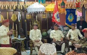 Jokowi Terima Gelar Adat Baginda Pemuka Bangsa di Lampung