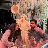 Fuji tampil memesona dengan tweed blazer pink yang menonjolkan kesan modern, dipadukan dengan rok tutu yang memberikan sentuhan girly dan playful. [@fuji_an].