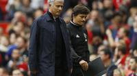 Manajer Manchester United, Jose Mourinho (kiri) berjalan bareng Asisten Manajer, Rui Faria, usai laga kontra Manchester City, di Stadion Old Trafford, Manchester (10/9/2016). Mourinho mengaku terkejut jika ada klub asal Inggris yang jadi juara di Liga Cha
