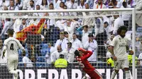 Kiper Real Madrid, Thibaut Courtois, tampak kecewa usai gawangnya dibobol Levante pada laga La Liga Spanyol di Stadion Santiago Bernabeu, Madrid, Sabtu (20/10). Madrid kalah 1-2 dari Levante. (AFP/Gabriel Bouys)