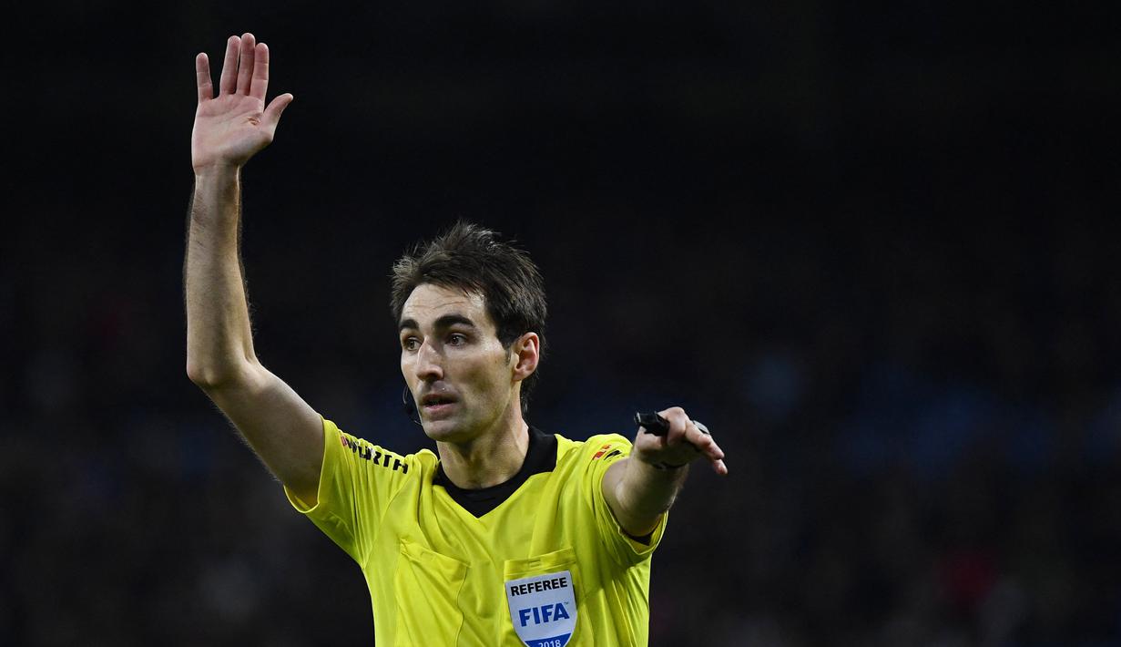 Laga Liga Spanyol pekan ke-33 antara Sevilla melawan Granada, Minggu (25/4/2021) berakhir konyol. Laga yang telah diakhiri wasit Ricardo de Burgos Bengoetxea kembali dilanjut setelah para pemain Granada memprotes kekeliruan wasit meniup pluit akhir secara prematur. (AFP/Gabriel Bouys)