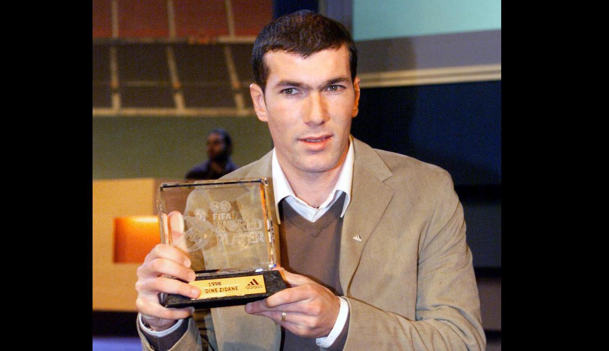 Pemain Prancis, Zinedine Zidane memegang trofi Pemain Dunia Terbaik FIFA tahun 1998 pada sebuah upacara di Barcelona 1 Februari 1999. Selama menjadi pesepak bola, Zidane tercatat telah mengoleksi lima penghargaan individu, yaitu tiga kali Pemain Dunia Terbaik FIFA, Ballon d'Or, dan Bola Emas Piala Dunia FIFA. (AFP/Dominique Faget)