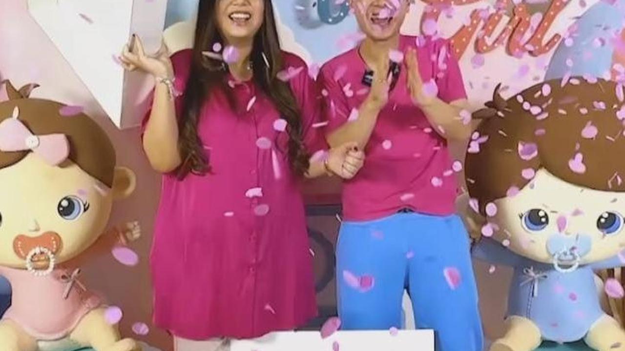 Saat dibuka, terdapat balon berwarna pink dan putih bening dengan keterangan “Welcome Baby Girl”.