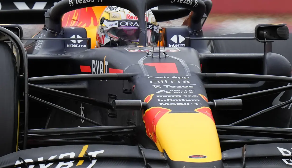 Pebalap Oracle Red Bull Racing, Max Verstappen memacu mobilnya saat Formula 1 GP Hungaria yang berlangsung di Sirkuit Hongaronging, Budapest, pada Minggu (31/7/2022). (AP/Darko Bandic)