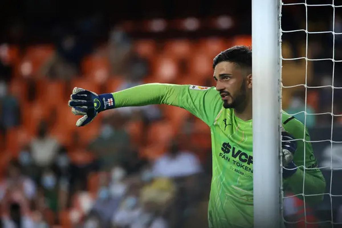 Dipastikan Gabung Liverpool pada Musim 2025/2026, Kiper Valencia Siap Bersaing dengan Alisson