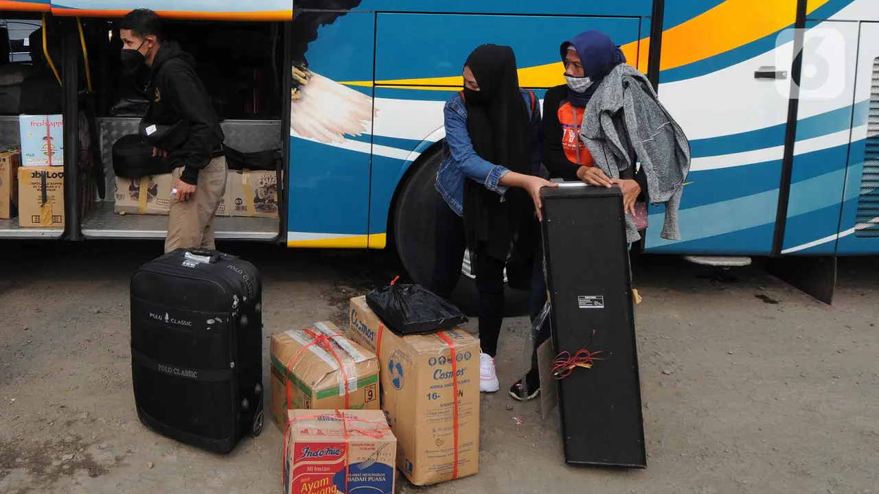 FOTO: Jelang Larangan Mudik, Terminal Bayangan Dipadati Pemudik