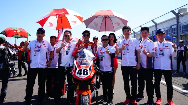 Foto: Aksi Local Pride Muda Bawa Honda dan Yamaha Kuasai Podium di Race 1 AP250 ARRC Mandalika 2023