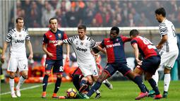 Pemain Juventus, Miralem Pjanic, berusaha melewati hadangan pemain Genoa pada laga pekan ke-13 Serie A, di Stadion Luigi Ferraris, Minggu (27/11/2016). (Reuters/Alessandro Garofalo)