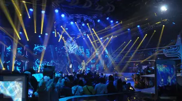 Peserta Fildan Asal Bau Bau saat menghibur penonton di Grand final D'Academy 4 Indosiar di studio 5, Jakarta, Jumat (12/5). Pada Malam Grand final 2 Peserta akan masuk malam puncak Final pada 19 mai mendatang. (Liputan6.com/Helmi Afandi)