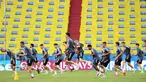 Para pemain Jerman melakukan pemanasan saat mengikuti sesi latihan di Allianz Arena di Munich (14/6/2021). Timnas Jerman akan mengawali perjuangan di Grup F Euro 2020 dengan melawan Prancis. (AFP/Franck Fife)
