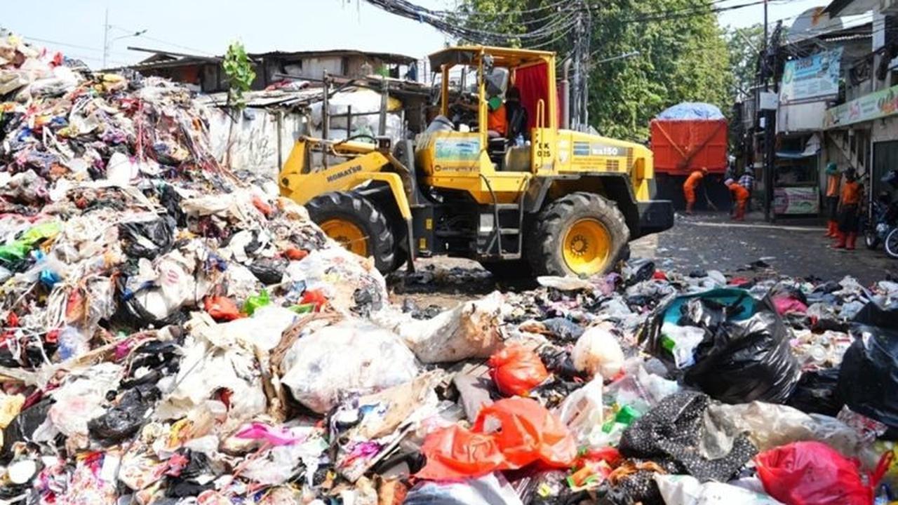 Pemkot Jakbar Kerahkan 100 Truk Atasi Tumpukan Sampah Tubagus Angke, Prioritaskan Penanganan Sampah