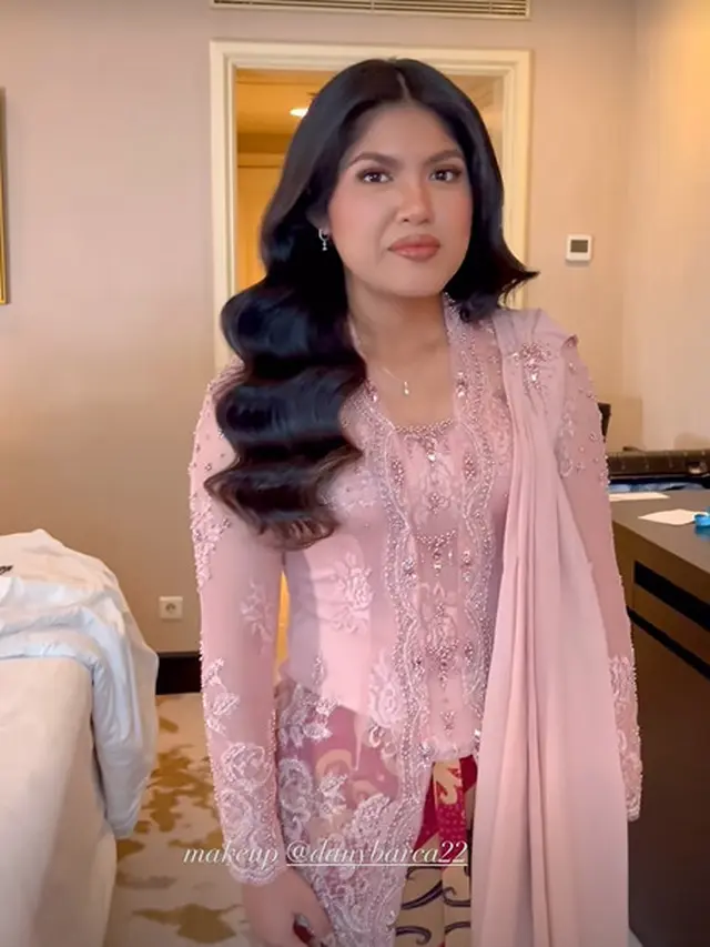 Potret Cantik Larasati Moriska, Anggota DPD Termuda dan Pimpinan Sementara MPR RI Kenakan Kebaya Pink Saat Pelantikan