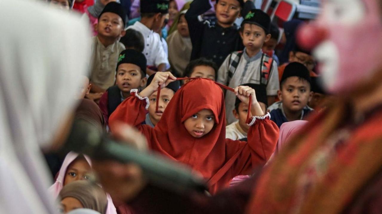 Antusiasme anak-anak saat mendengarkan dakwa ustaz Yahya Edward Hendrawan yang mengisi kegiatan pesantren kilat Ramadan 1445 Hijriah di SDN Pakualam 01, Kota Tangerang Selatan, Banten, Rabu (20/3/2024).  Foto: Liputan6.com / Angga Yuniar