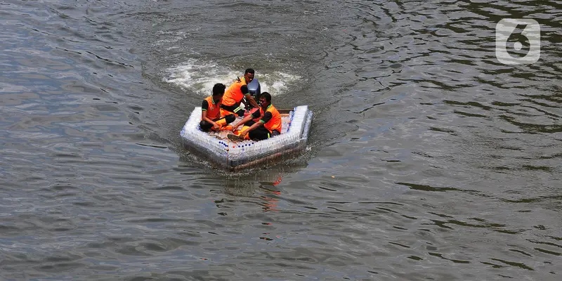 Pemanfaatan Botol Bekas Air Kemasan Jadi Perahu