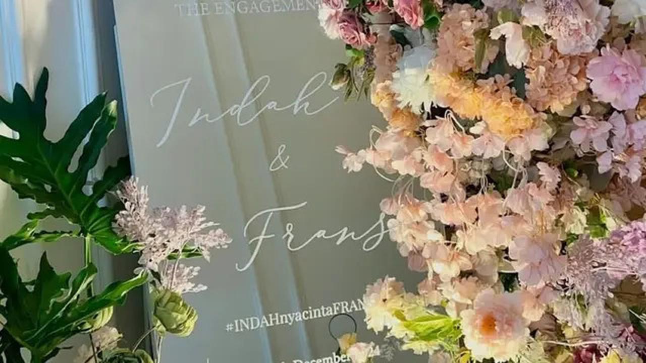 7 Potret Lamaran Frans Faisal dan Indah, Fuji dan Fadly Faisal Ikut Salting