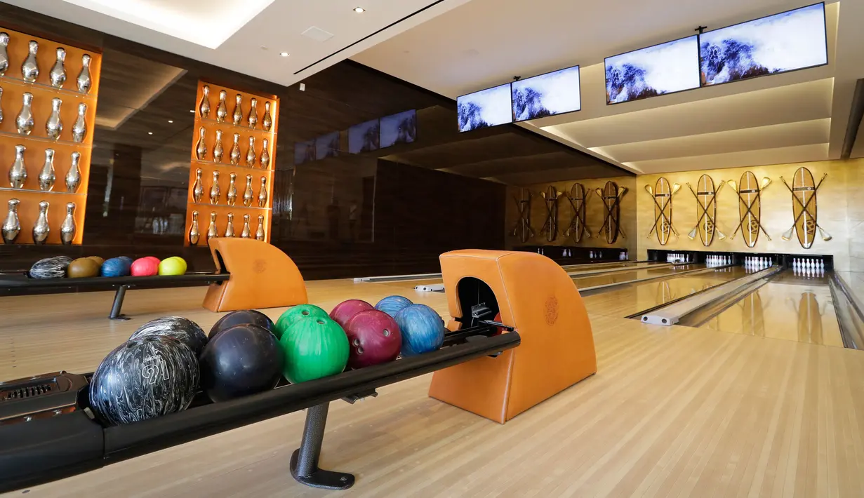 Suasana tempat bermain bowling di rumah mewah di kawasan Bel-Air, Los Angeles,AS (26/1). (AP/Jae C. Hong)