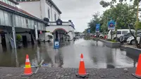 Curah hujan yang sangat tinggi sejak Sabtu (31/12/2022) dini hari menyebabkan terjadinya banjir yang menggenangi beberapa titik jalur kereta api dan aktivitas di Stasiun Semarang Tawang. (Dok KAI)