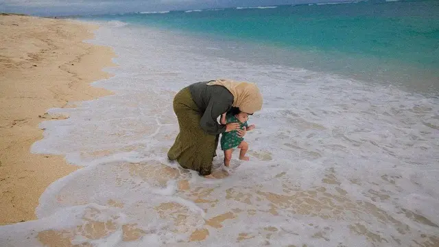 Ameena Hanna Nur Atta saat Mengenakan Baju Imut Berwarna Hijau di Pantai/Fimela.com