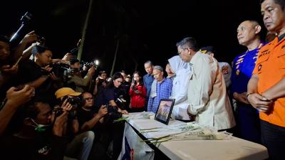 Mawar Putih dan Doa Kembali Selamat untuk 5 Jurnalis Hilang di Selat Sunda
