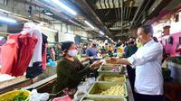 Presiden Jokowi&nbsp;melakukan sidak Pasar Wonokromo demi mengetahui langsung situasi harga komoditas pokok terutama soal beras. (Foto:Liputan6/Muhammad Radityo Priyasmoro)