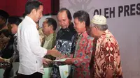 Presiden Jokowi menyerahkan sertifikat tanah ke warga di Balikpapan. (Liputan6.com/Abelda Gunawan)