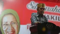 Wakil Presiden Jusuf Kalla memberikan kata sambutan saat silaturahmi ke Bone , Makassar, Sabtu (6/5/2015). JK meminta maaf karena kesibukannya ia baru sempat datang ke Bone. (Liputan6.com/Faizal Fanani)