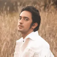 Gaya Omar Daniel dalam Pemotretan Bertema Decorum. (Sumber: Instagram/winstongomez)