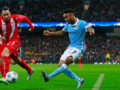 Gelandang Manchester City, Raheem Sterling berusaha mengumpan bola dari kejaran bek Sevilla, Adel Rami pada pertandingan liga Champions di Etihad Stadium, Kamis (22/10/2015). City menang atas Sevilla dengan skor 2-1. (Reuters/Tony O'Brien)