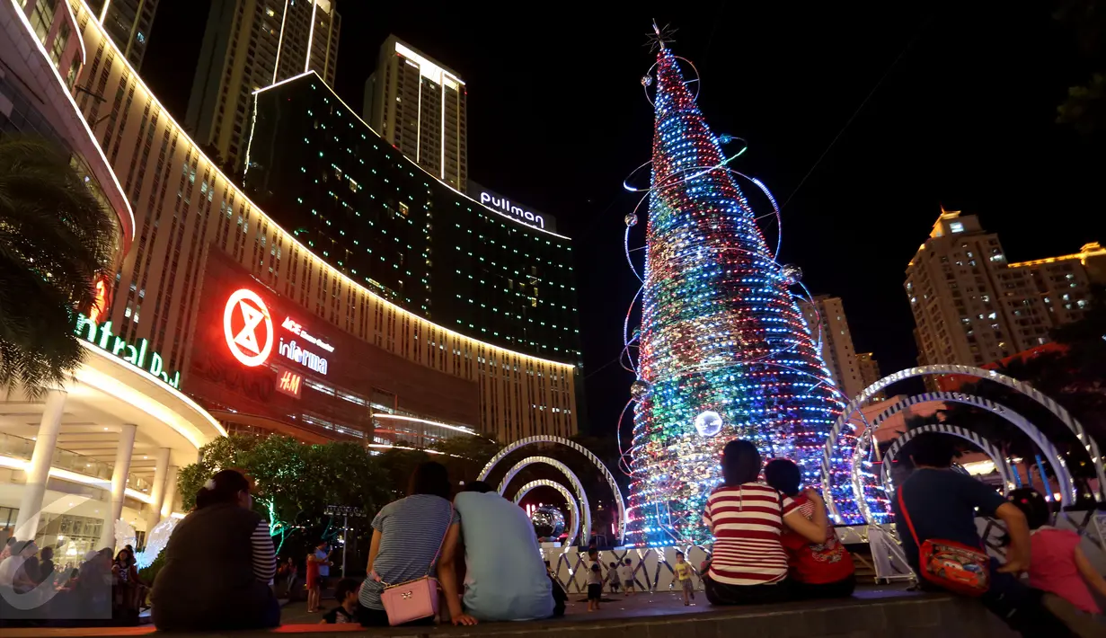 Sejumlah pengunjung melihat Pohon Natal di Mal Central Park Jakarta  Rabu (21/12). Jelang perayaan natal sejumlah mal di Jakarta mendekor mal bernuansa natal agar menjadi daya tarik pengunjung. (Liputan6.com/Johan Tallo)