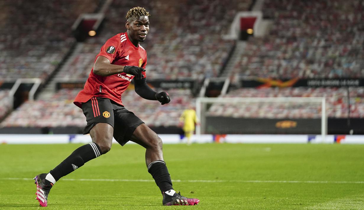 Dalam laga kemenangan Manchester United 6-2 atas AS Roma, Paul Pogba sukses mencetak 1 gol lewat sundulan kepala memanfaatkan umpan Bruno Fernandes. (AP/Jon Super)