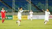 Gelandang Timnas Indonesia U-19, Feby Eka Putra, merayakan gol yang dicetaknya ke gawang Filipina U-19 pada laga Piala AFF U-18 di Stadion Thuwunna, Myanmar, Kamis (7/9/2017). Indonesia unggul 5-0 pada babak pertama. (Liputan6.com/Yoppy Renato)