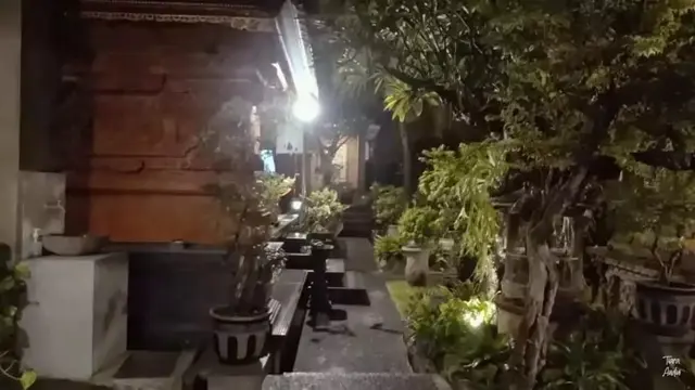 Potret teras rumah Mahalini Raharja yang dipakai untuk acara mepamit (Sumber: YouTube/Tiara Andini)