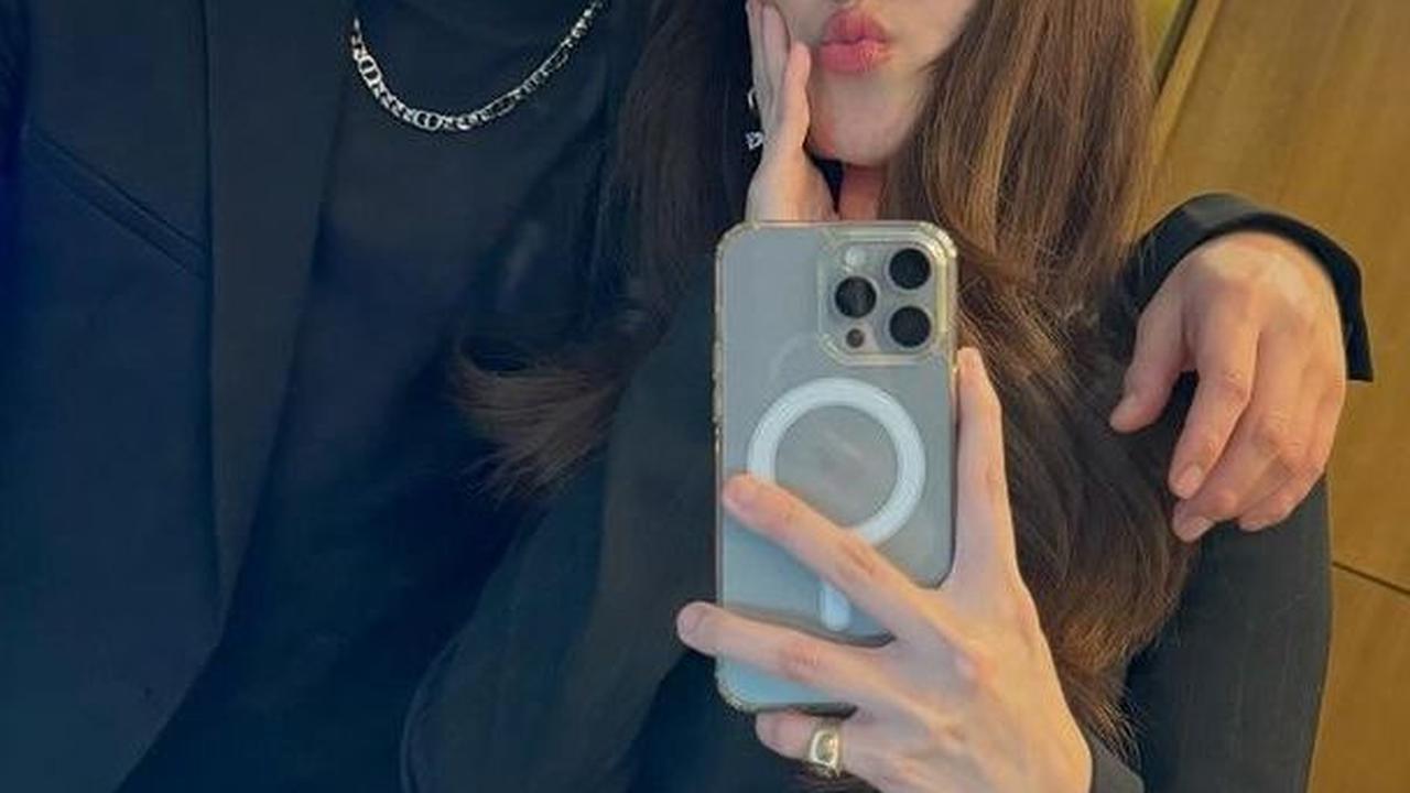 Ayu Ting Ting membagikan foot bersama Boy William di akun instagramnya.